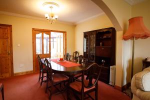 een eetkamer met een tafel en stoelen bij Old Fort Lodge in Sligo