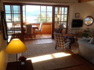 ein Wohnzimmer mit einem Sofa und einem Tisch in der Unterkunft Sonnwirtstöckl am See in Sankt Gilgen