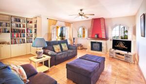 uma sala de estar com um sofá e uma lareira em Villa Tranquilla em Estepona