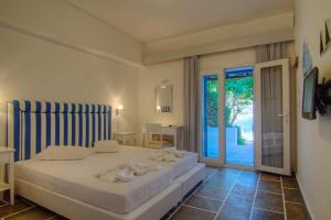 Llit o llits en una habitació de Platys Gialos Hotel Sifnos