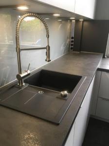 a kitchen counter with a sink and a faucet at Feriendomizil im Musikerviertel in Otterndorf in Otterndorf