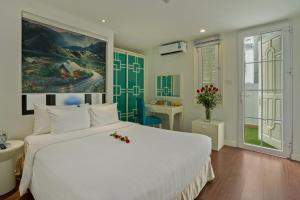 Postel nebo postele na pokoji v ubytování Hanoi La Selva Hotel