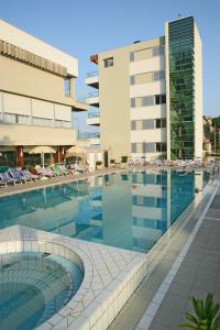 basen przed budynkiem w obiekcie Hotel Ascot & Spa w Rimini