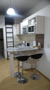eine Küche mit einer großen Marmoroberfläche in einem Zimmer in der Unterkunft Departamento Estudio 1 in Neuquén