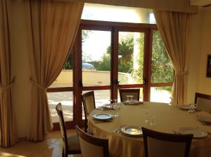 una sala da pranzo con tavolo e una grande finestra di Grand Hotel Esperia - New Property a Pizzo