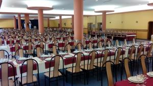 a large banquet hall with tables and chairs at Hotel Castro in Santiago de Compostela