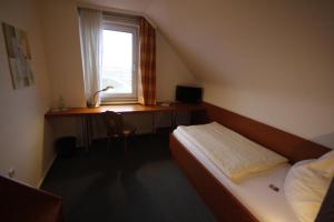 Ein Bett oder Betten in einem Zimmer der Unterkunft Hotel-Gaststätte Mutter Buermann