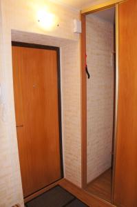 トムスクにある1комнатная до 4 чел на Железнодорожной 1のレンガ造りの壁の客室内の木製ドア