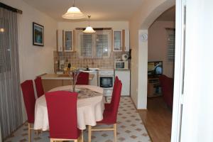 Kuchyň nebo kuchyňský kout v ubytování APARTMANI LIDIJA VINIŠČE