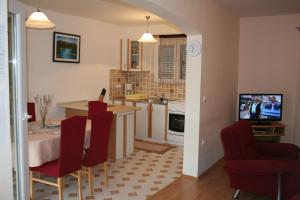 Kuchyň nebo kuchyňský kout v ubytování APARTMANI LIDIJA VINIŠČE