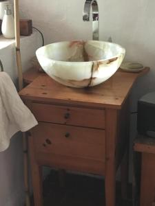 a bowl on a wooden table with a sink at Refugio en el bosque de agua en Cuernavaca in Cuernavaca