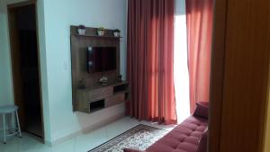 a living room with a couch and a television at Mar Azul in Solemar