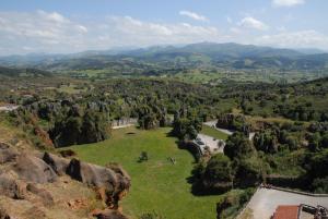 uma vista aérea de um campo com árvores e montanhas em Bungalows Costa San Juan em Soto de la Marina