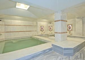 un baño grande con una gran piscina de agua en Formback Thermal Suit & Apart en Bursa