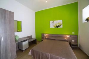 Кровать или кровати в номере La Giara Resort +98 фотографий