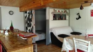 Zimmer mit einem Schlafzimmer mit einem Bett und einem Tisch in der Unterkunft Le Reposion in Saint-Amé