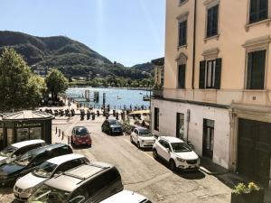 um grupo de carros estacionados numa rua ao lado de edifícios em Bed on the Lake Como monolocale vista lago em Como