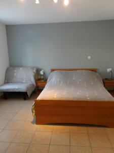 Cercy-la-TourにあるHotel du siecleのベッドルーム(ベッド1台、ベンチ付)