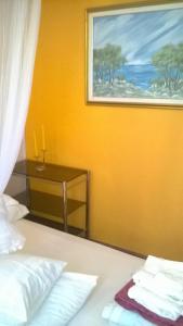 ein Schlafzimmer mit einem Bett und einem Wandgemälde in der Unterkunft Apartments Mia in Podgora