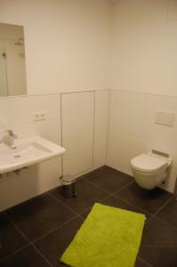 Koupelna v ubytování Boardinghouse-Niedernberg