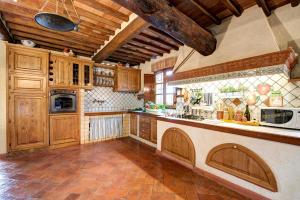 Virtuvė arba virtuvėlė apgyvendinimo įstaigoje Villa La Pianella