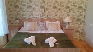 - une chambre avec un lit et 2 oreillers dans l'établissement Solo Room Apartment, à Tbilissi