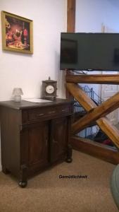 einem Holztisch mit einer Uhr darüber in der Unterkunft Ferienwohnungen im Fachwerkhaus in Quedlinburg