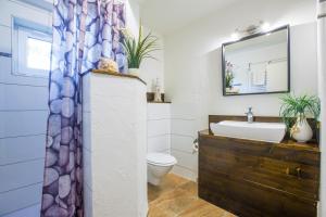 ein Badezimmer mit Waschbecken, Toilette und Spiegel in der Unterkunft Strandfeeling in Dahme + 28 Fotos