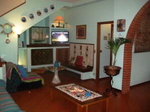 a living room with a couch and a table at La villa dell'ammiraglio in Forte dei Marmi