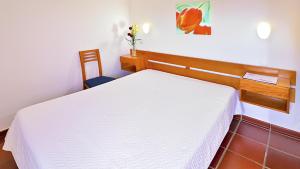 A bed or beds in a room at Parque de Campismo da Ilha do Pessegueiro