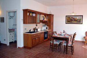 Kuchyň nebo kuchyňský kout v ubytování Agriturismo La Spiga