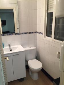 uma casa de banho branca com um WC e um lavatório em Casas de Sevilla - Estudio Peral 55 em Sevilha
