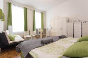 ウィーンにあるBelvedere Palace Green Heart Studioのベッドルーム1室(大型ベッド1台、緑の枕付)