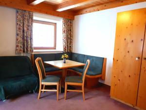 ein Esszimmer mit einem Tisch, Stühlen und einem Fenster in der Unterkunft Haus Granbichler in Vent