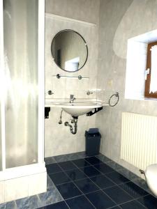 een badkamer met een wastafel en een spiegel bij Haus Granbichler in Vent