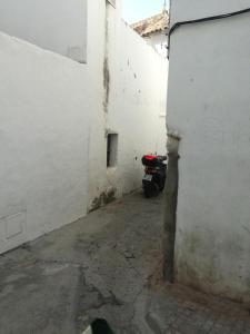 タリファにあるLA MIRILLA SUITES 1の建物内に駐輪場