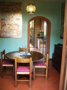 a kitchen with a wooden table and chairs in a room at La villa dell'ammiraglio in Forte dei Marmi