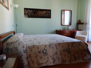 a bedroom with a bed and a table and a mirror at La villa dell'ammiraglio in Forte dei Marmi