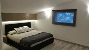 ヴェッツァ・ドーリオにあるVilla Elisaのベッドルーム(ベッド1台、薄型テレビ付)