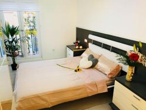 Un dormitorio con una cama grande con un osito de peluche. en Apartment in Sol, en Madrid