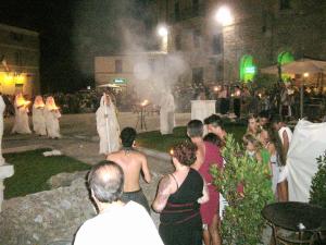 a group of people standing in front of a crowd at Residence Casa Berti in Spello