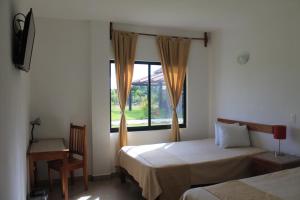 - une chambre avec 2 lits et une fenêtre dans l'établissement Real Primaveras Campestre, à Escárcega