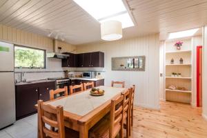 a kitchen with a large wooden table and chairs at Cabañas Cantomar in Pichilemu