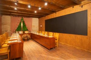 The business area and/or conference room at Hotel Real Monasterio de San Zoilo