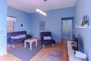 SardinaにあるLa Casa de Sardinaの青いリビングルーム(ソファ、テーブル付)