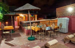 een restaurant met een tafel en stoelen en een parasol bij Riad Dar Jdati in Marrakesh