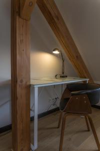 biurko z lampką i krzesłem w pokoju w obiekcie Apartamenty Centrum - Sunshine w mieście Opole