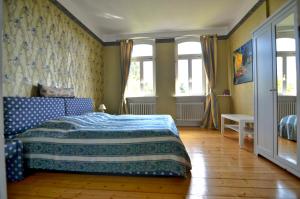 GondershausenにあるAltes Pfarrhaus Gondershausenのベッドルーム1室(青い毛布、窓付)