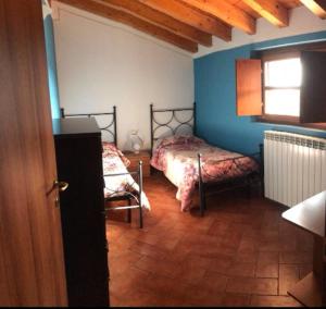 سرير أو أسرّة في غرفة في Montorfano Haus