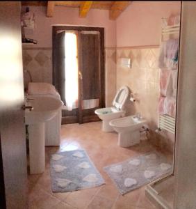 Montorfano Haus في روفاتو: حمام مع مرحاض ومغسلة ومرحاض
